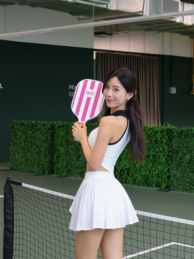 Cô nàng xinh đẹp pickleball lột đồ lộ hàng gợi tình
