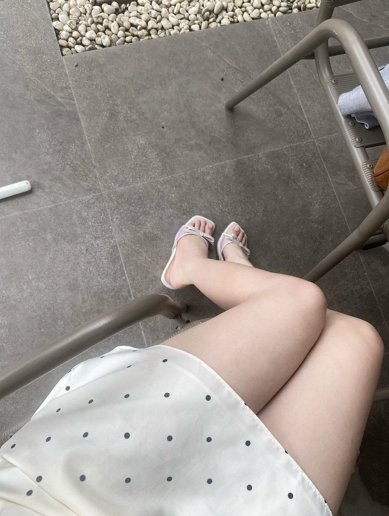 Đôi chân thon dài gợi cảm cuốn hút