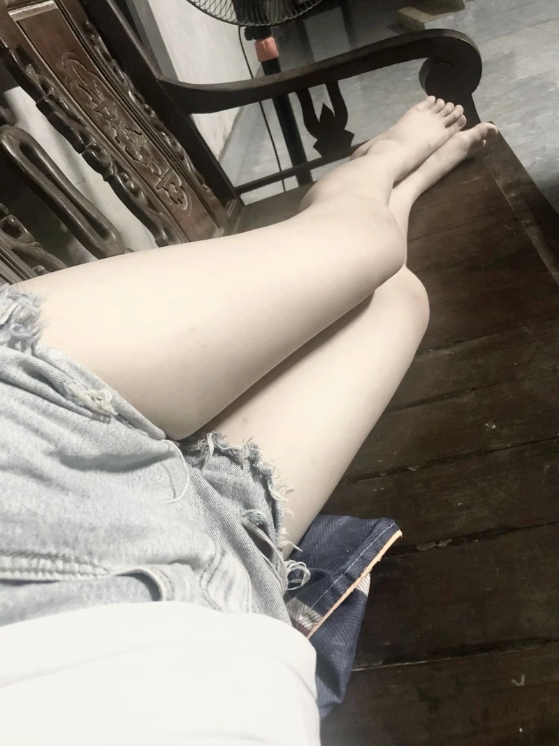 Đùi dài mịn màng cuốn hút
