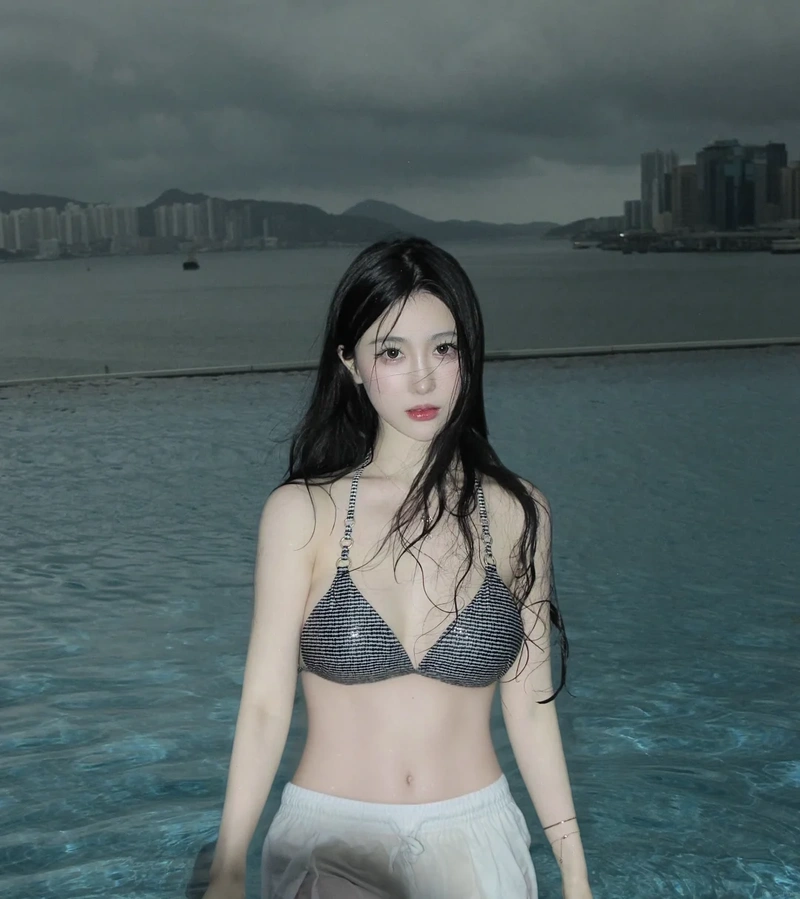 Gái xinh bikini biển vòng 1 khủng