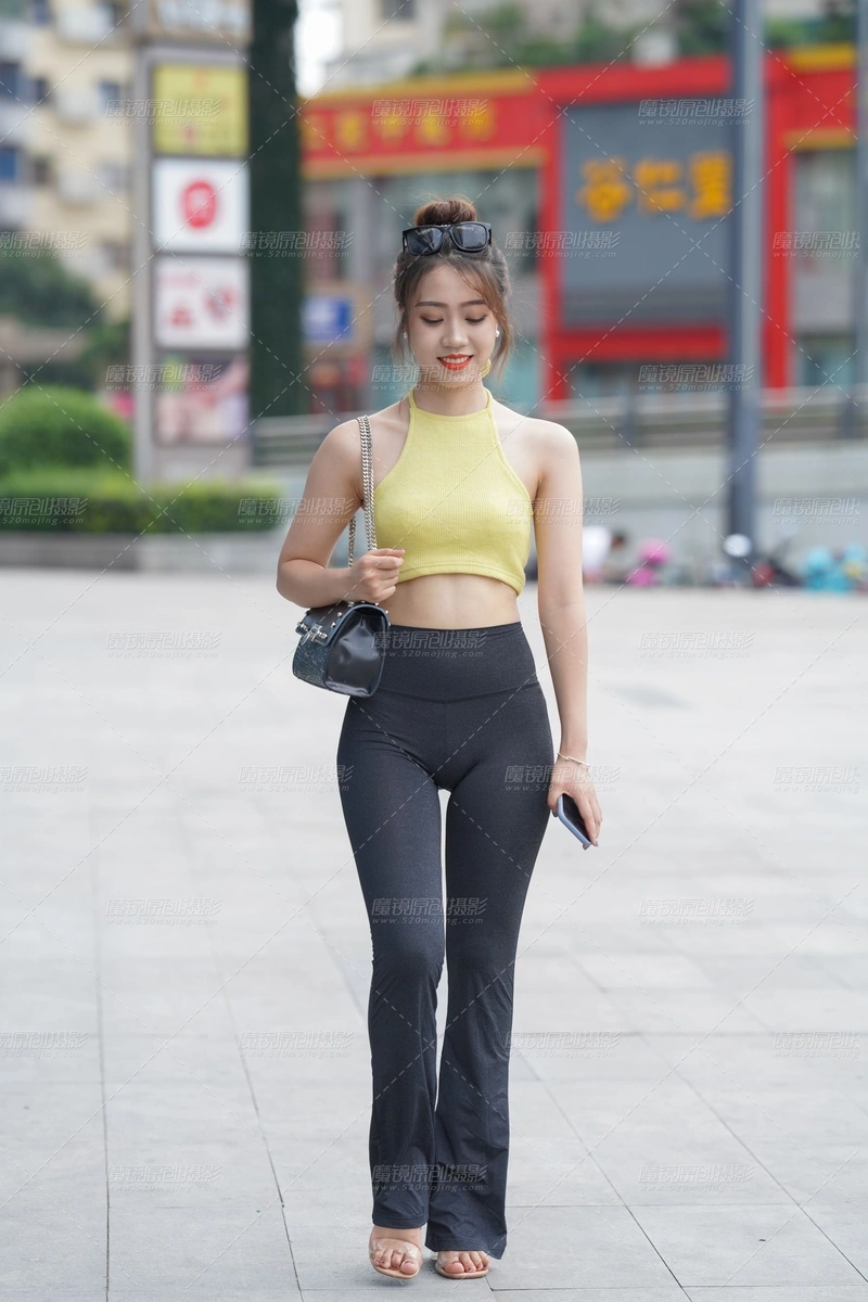 Gái xinh khoe vòng ba tròn trong quần legging 2K