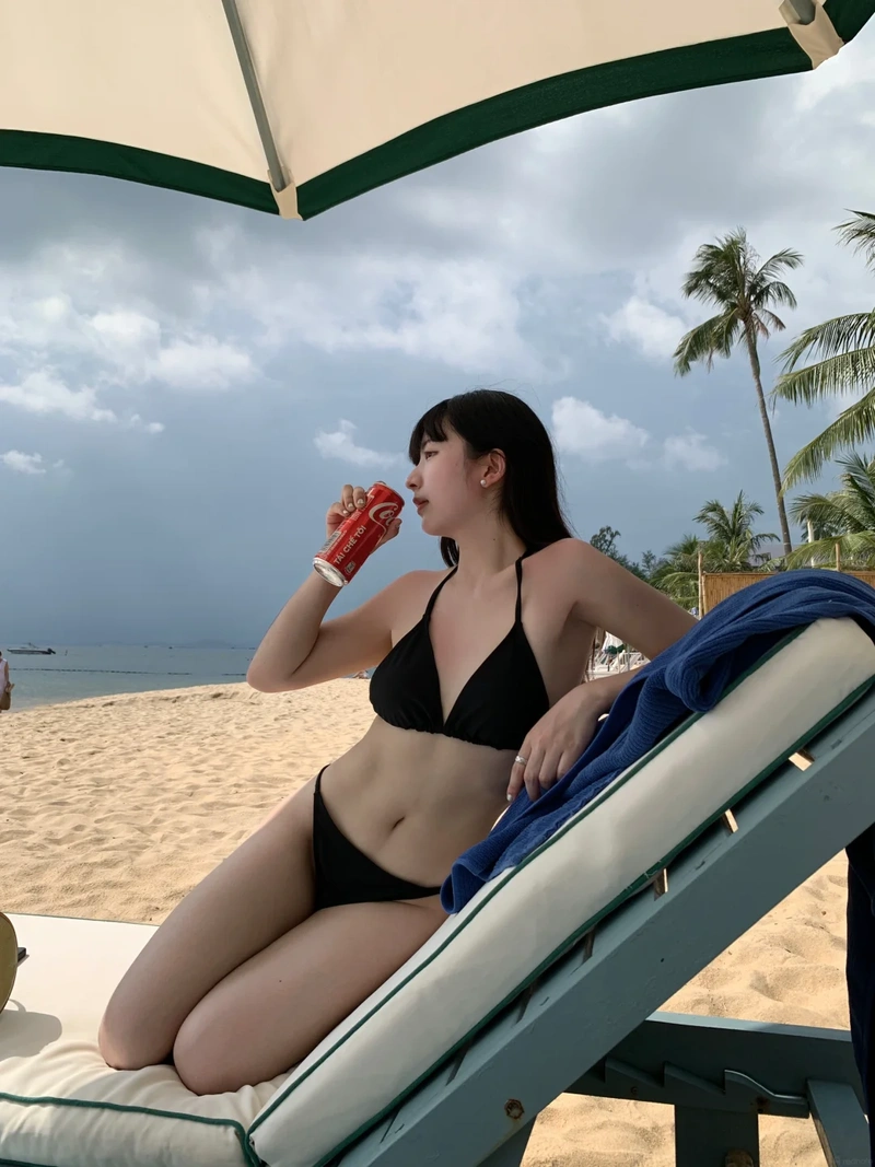 Gái xinh mặc bikini đen khoe hàng vòng một đầy đặn