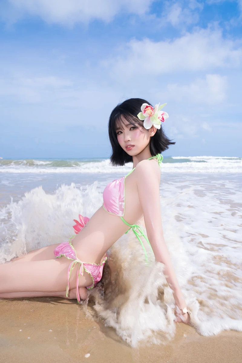 Gái xinh mặc bikini hồng khoe đít tròn nóng bỏng