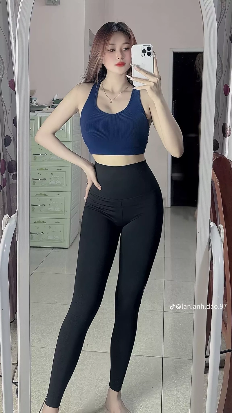 Gái xinh mặc quần legging ôm sát khoe đường cong nóng bỏng