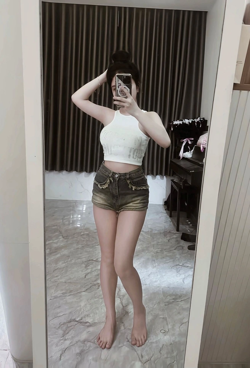 Gái xinh mặc quần ngắn khoe mông quyến rũ
