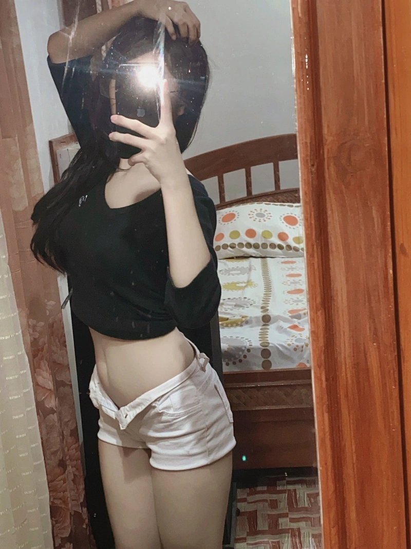 Gái xinh mặc quần ngắn khoe mông tròn quyến rũ