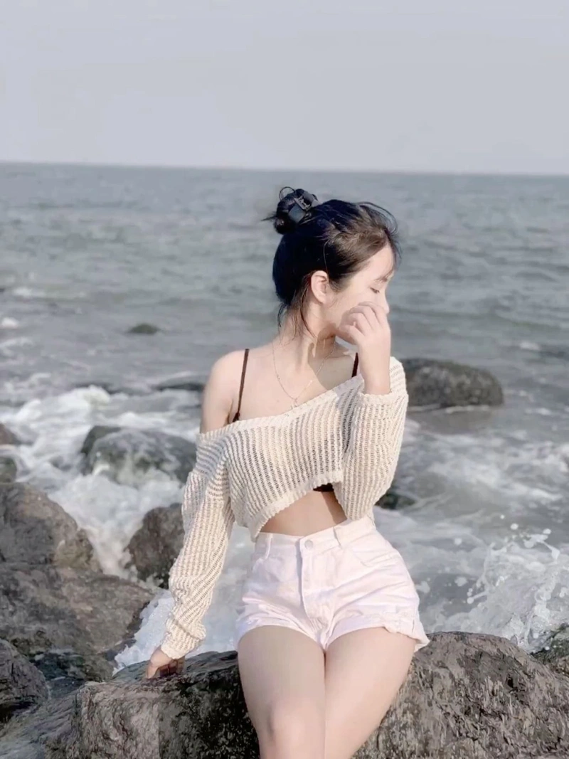 Gái xinh mặc quần ngắn khoe vòng 1 khủng