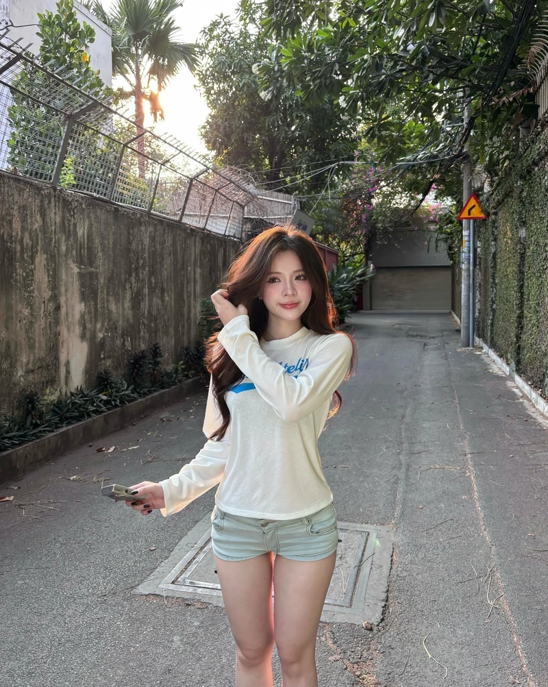 Gái xinh mặc quần ngắn ngực to tròn hút hồn