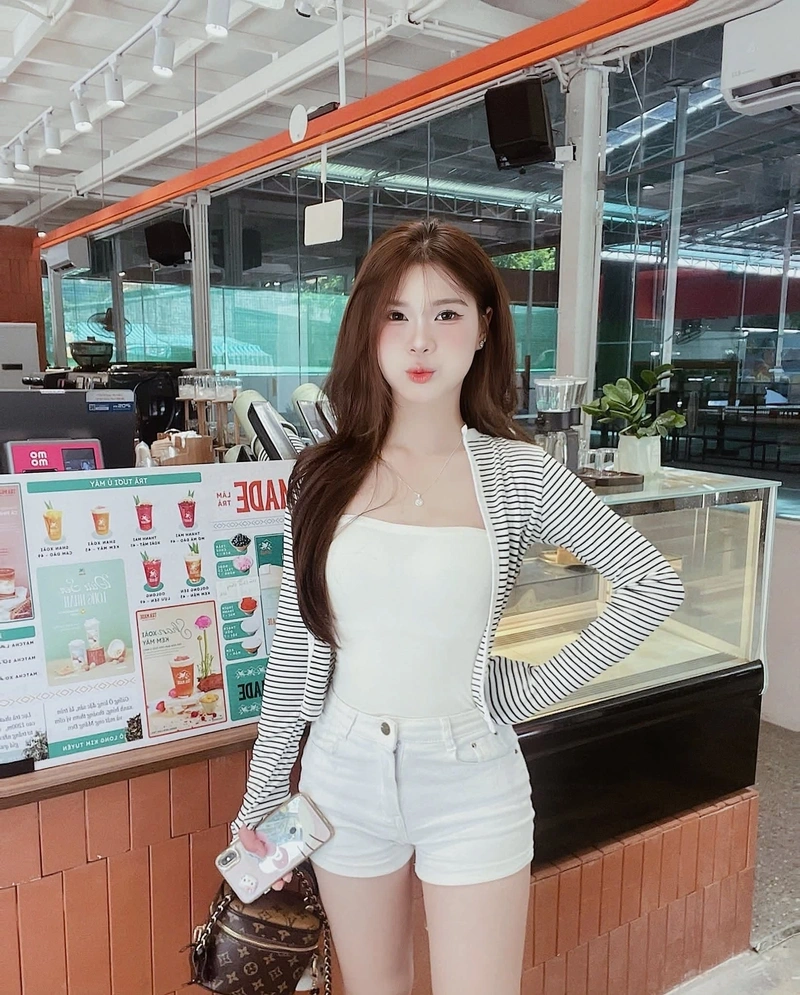 Gái xinh mặc quần ngắn vòng 3 nóng bỏng