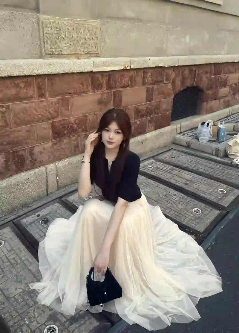 Gái xinh mặc váy lưới cởi đồ khoe ngực tròn