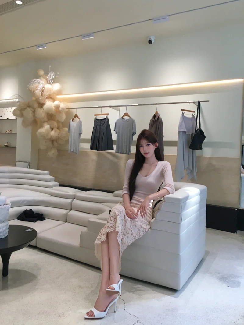 Gái xinh váy lưới không che mông tròn quyến rũ