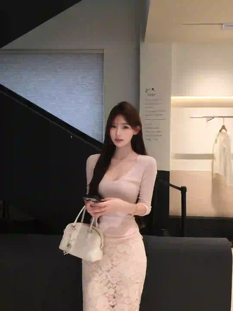 Gái xinh váy lưới quyến rũ vòng 3 căng mọng