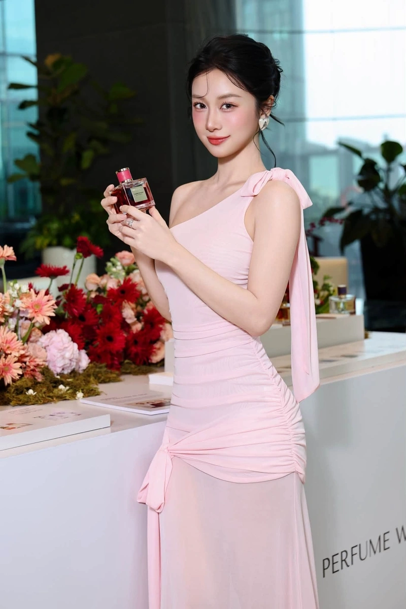 Hình Jun Vũ bikini gợi cảm làm avatar điện thoại