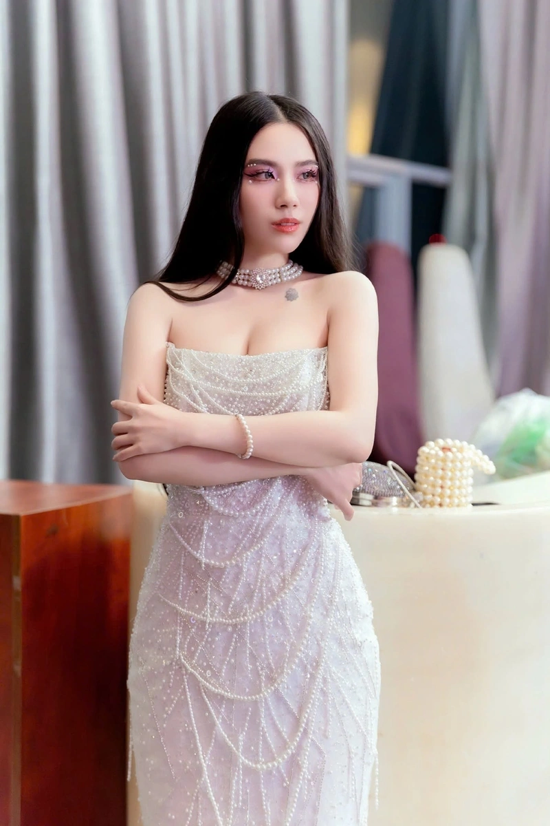 Hình Linh Miu sexy lộ hàng vòng một khủng