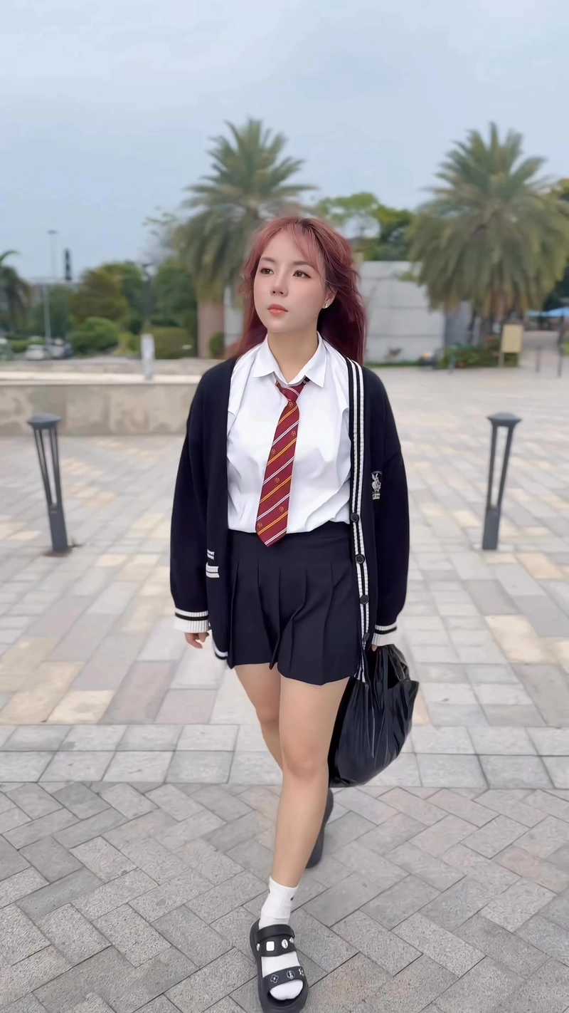 Hình Lykio sexy lộ vòng ba quyến rũ đầy cuốn hút