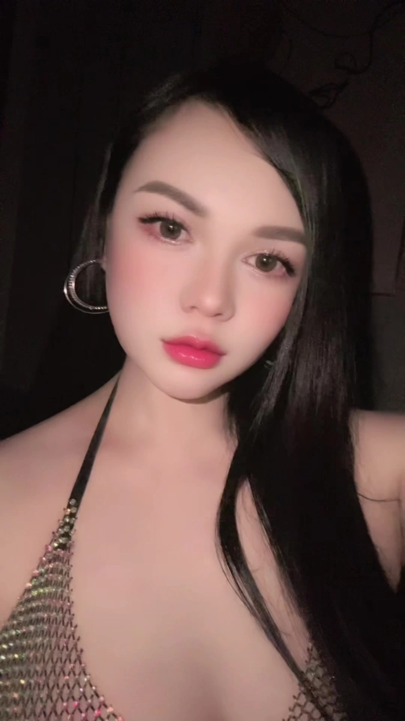 Hình Nguyễn Ngọc Kim Thảo khoe vòng 3 tròn trịa nóng bỏng