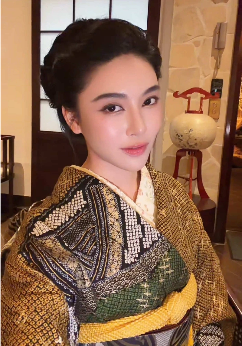 Hình TikToker Linh Trương khoe vú tròn đầy gợi cảm