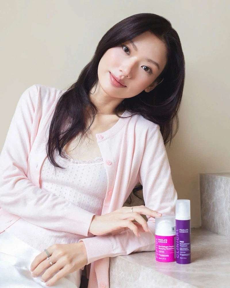 Hình Tống Khánh Linh gợi cảm với vòng một đầy đặn