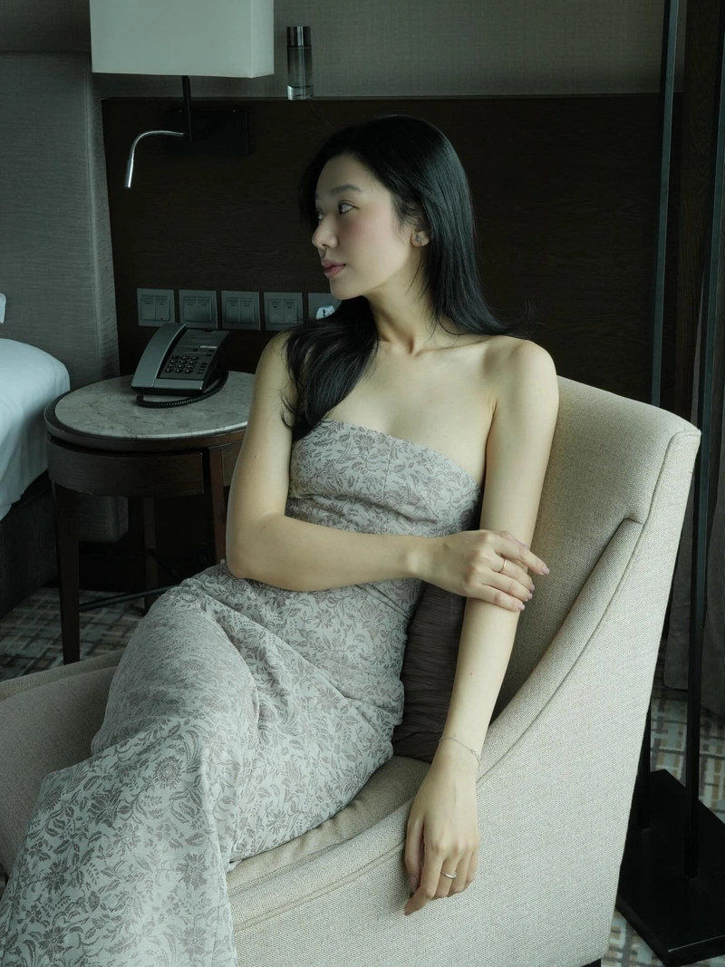 Hình Tống Khánh Linh show vòng một to