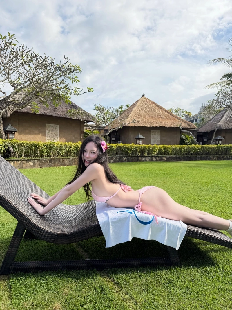 Hình Uyên Ni bikini không che dâm dục