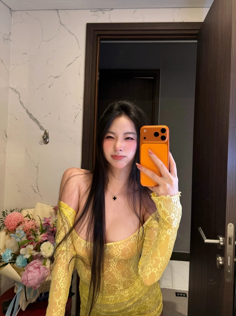 Hình Uyên Ni bikini ngực to tròn siêu phẩm