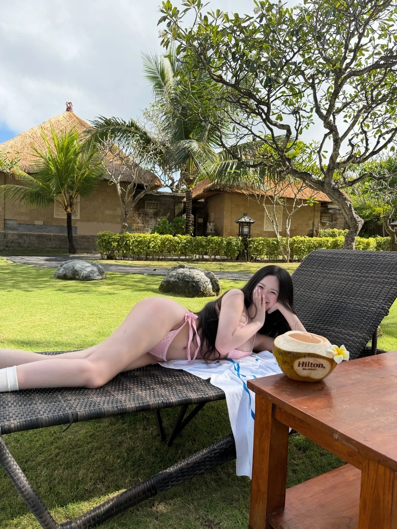 Hình Uyên Ni bikini vú to tròn nóng bỏng