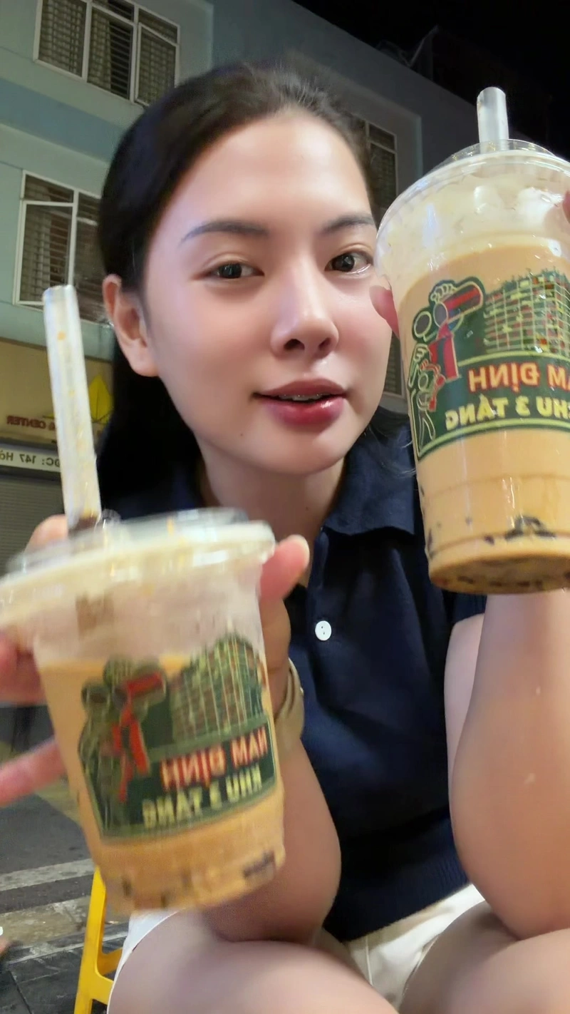 Hình Uyenbeu2006 TikToker quyến rũ vòng 3 tròn đầy cuốn hút