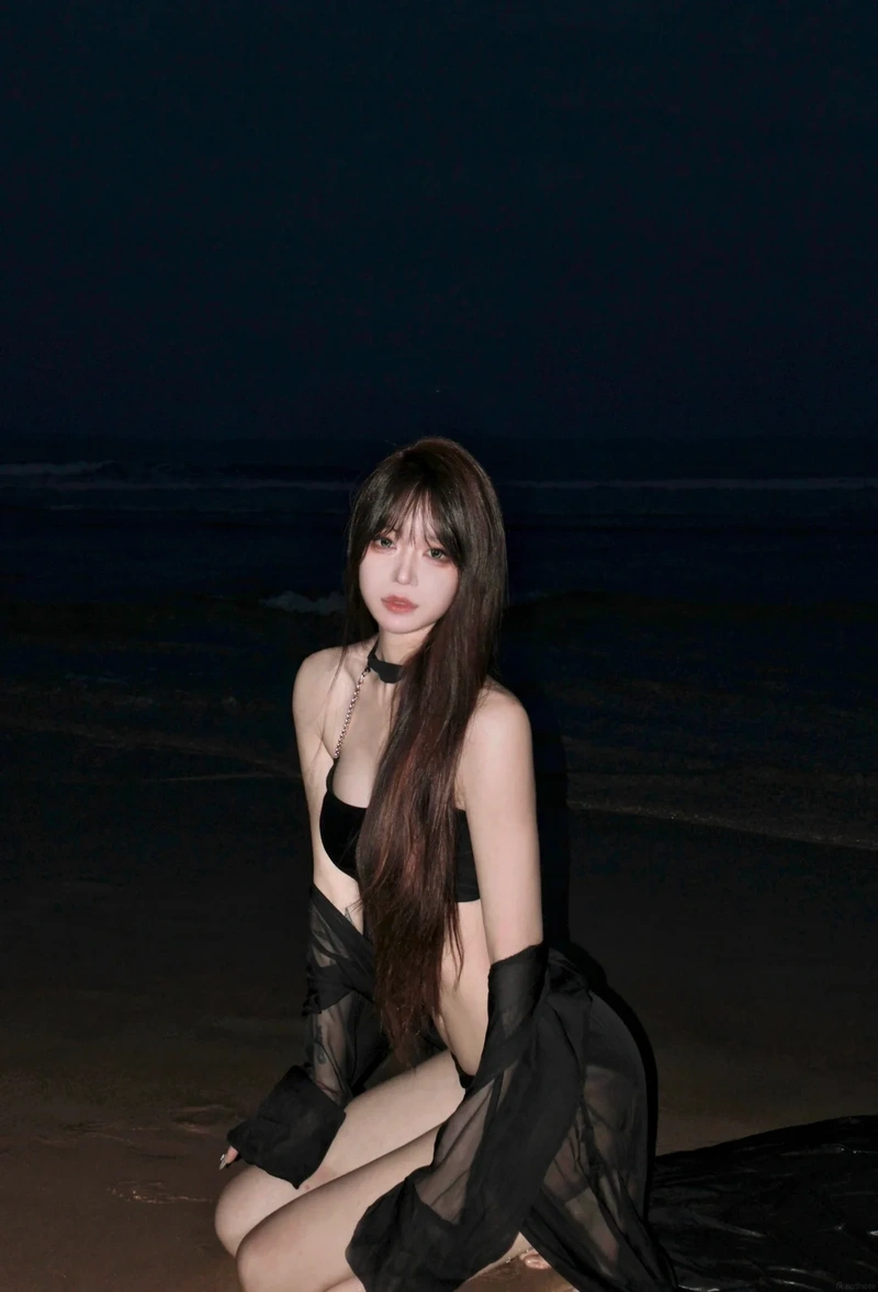 Hình ảnh cô gái mặc bikini màu đen vòng một tròn đầy