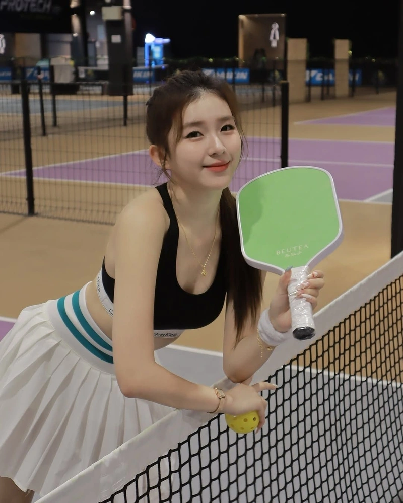 Hình ảnh gái xinh pickleball cởi hết đồ show body