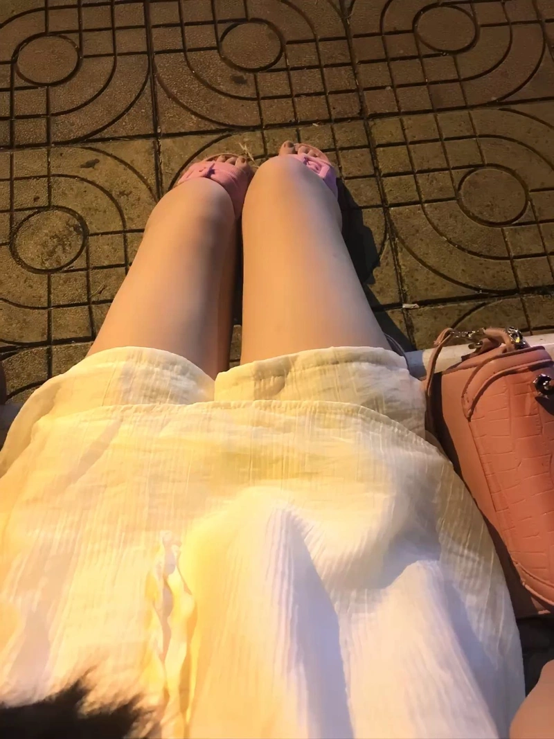 Hình chụp chân gái thanh tú nữ tính
