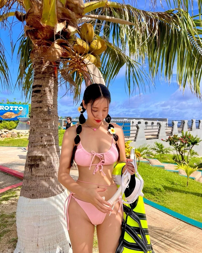 Hình gái Hàn bikini sát nách lộ vòng một đầy đặn