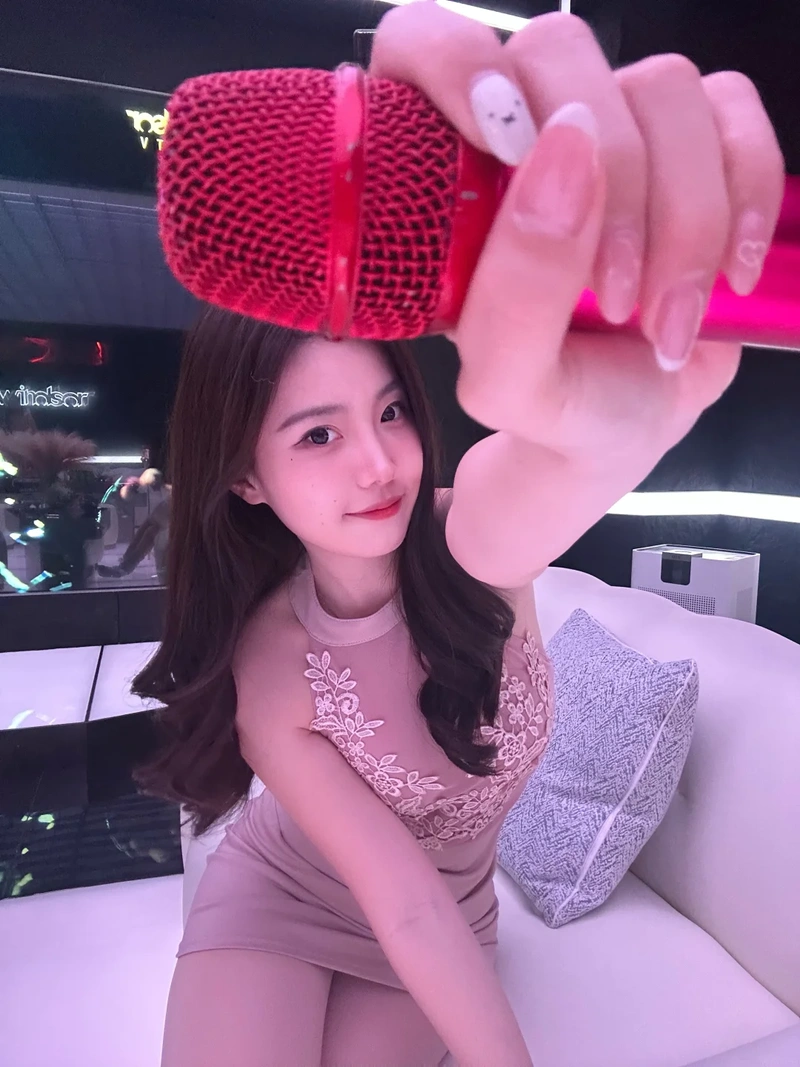 Hình gái karaoke đít tròn cuốn hút 4K