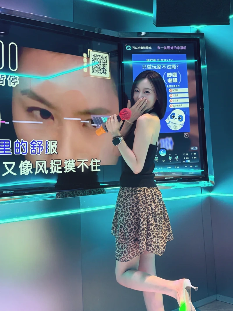 Hình gái karaoke mông căng gợi cảm