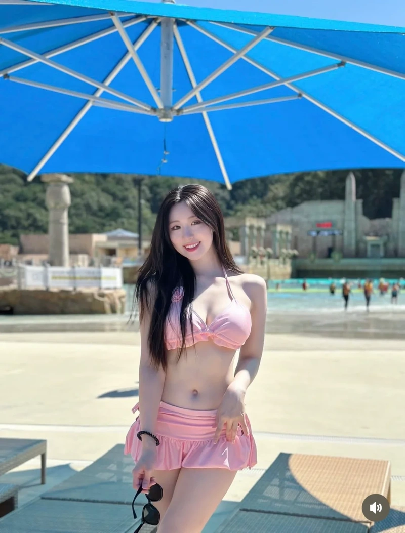 Hình gái xinh bikini hồng thân hình dâm đãng hút mắt