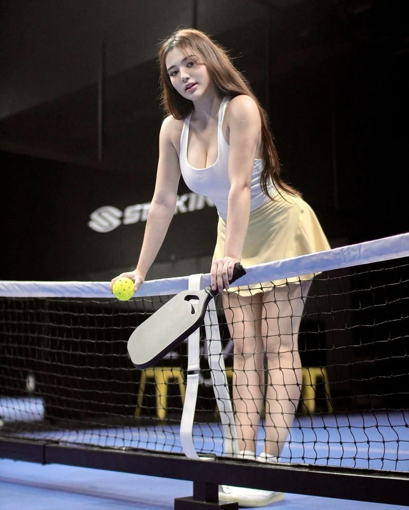Hình gái xinh chơi pickleball khoe vòng một to tròn