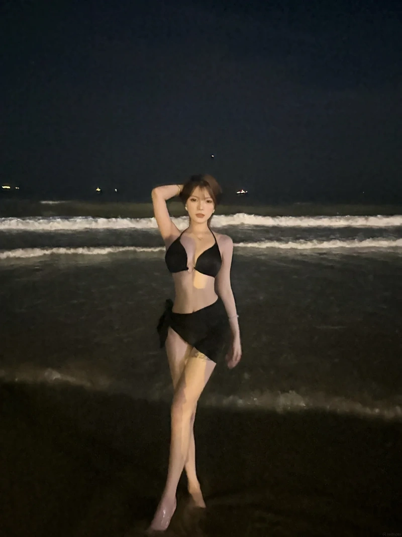 Hình gái xinh mặc bikini đen vòng ba đẫy đà sexy
