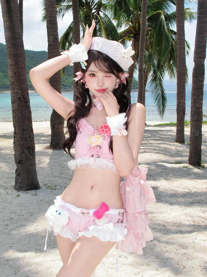 Hình gái xinh mặc bikini hồng ngực đầy đặn gợi tình