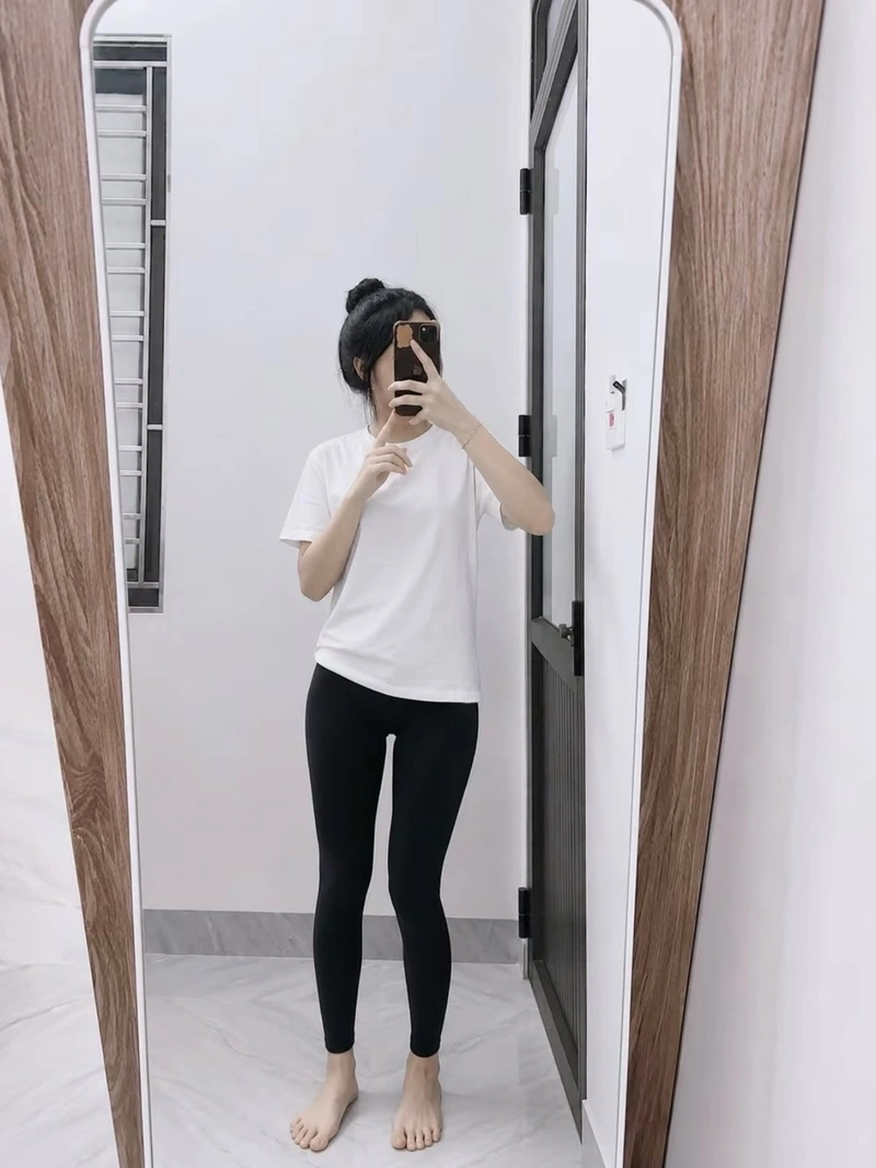 Hình gái xinh mặc quần legging dáng đứng gợi cảm