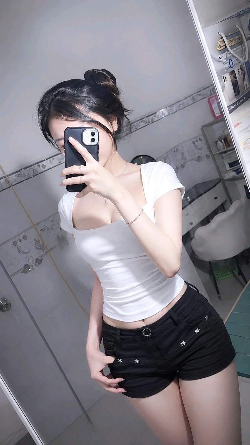 Hình gái xinh mặc quần ngắn gợi cảm nóng bỏng