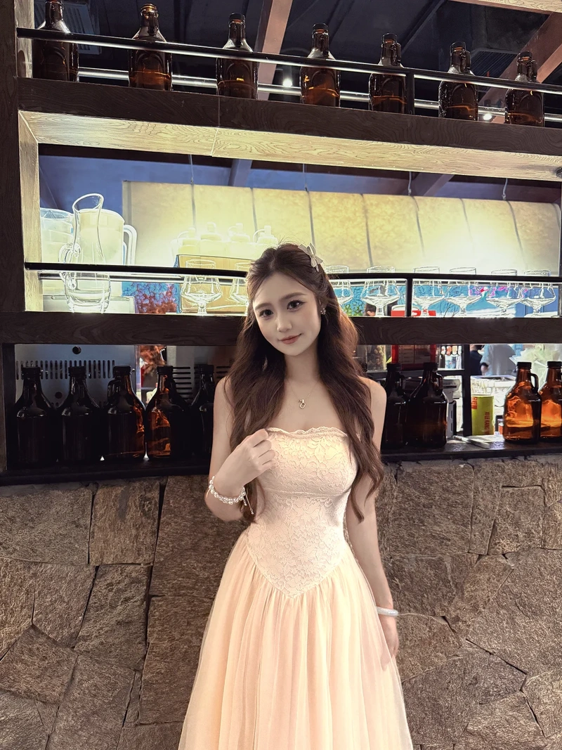 Hình gái xinh mặc váy lưới hút hồn vòng ba