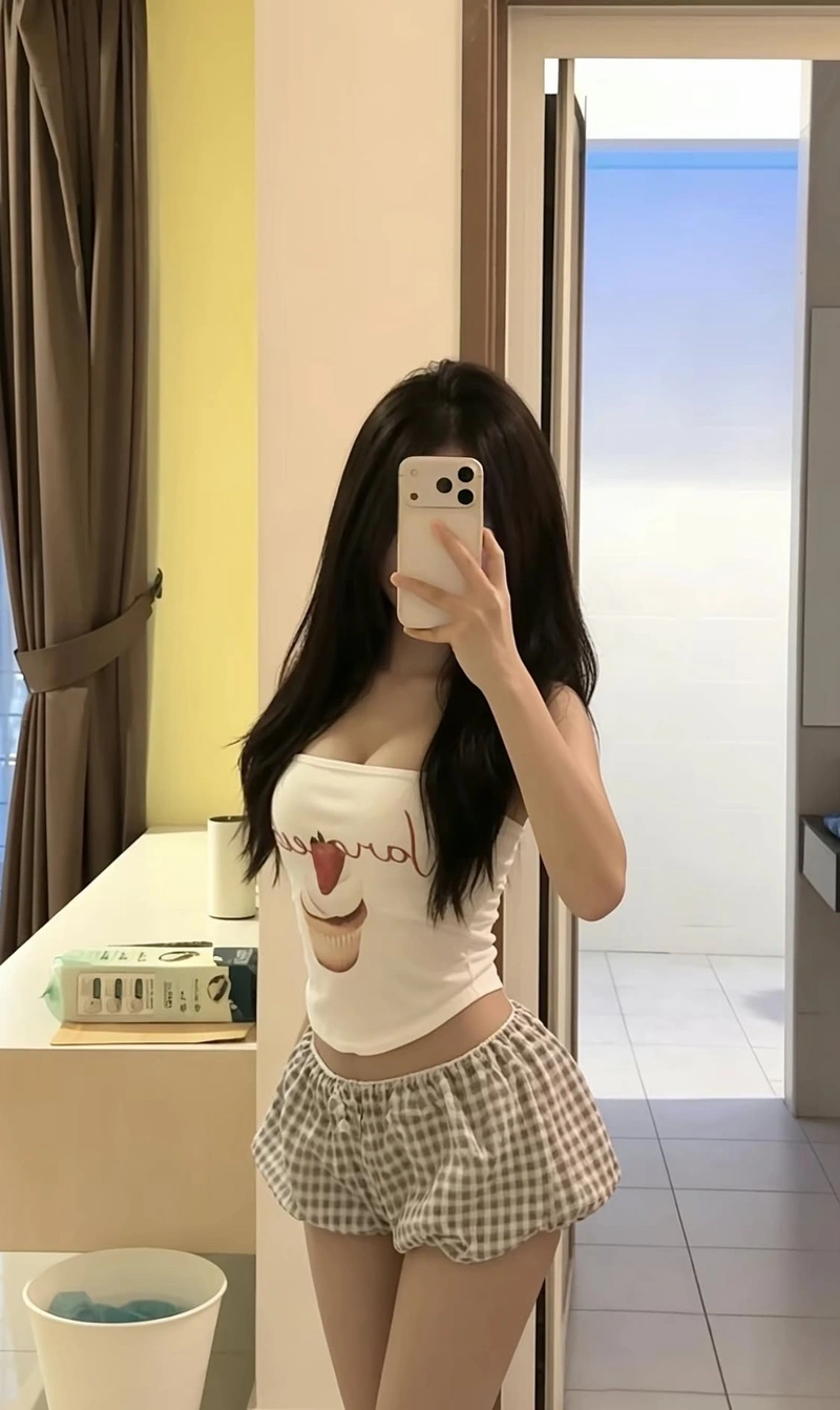Hình gái xinh quần short cởi đồ gợi dục