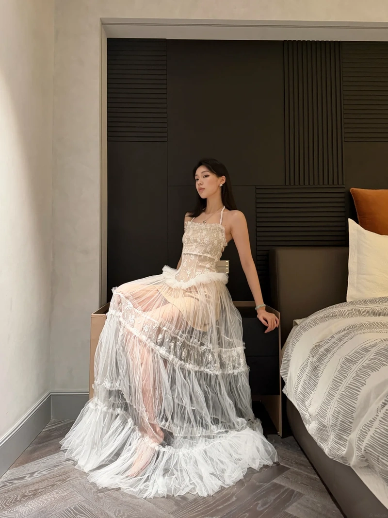 Hình gái xinh váy lưới quyến rũ đít căng tròn
