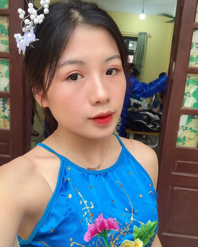 Hình hot girl Nguyễn Ngọc Quỳnh show hàng vòng 1 khủng không che