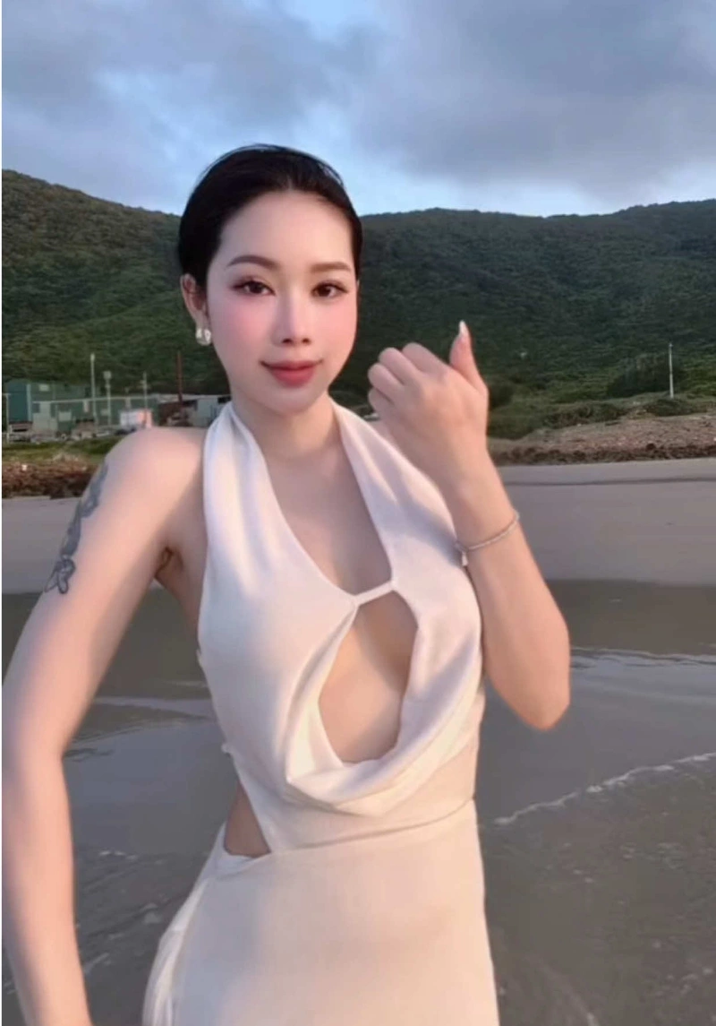 Hình sexy Tuệ Vy khoe vú to không che