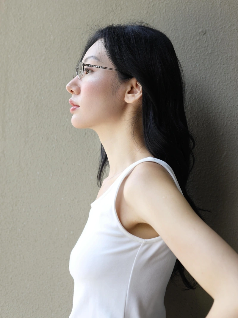 Hình vòng ba Tống Khánh Linh căng mọng