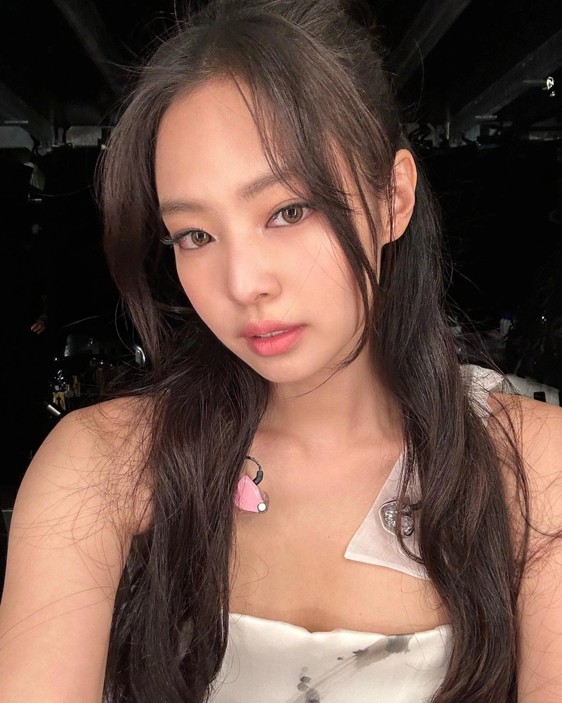 Jennie BlackPink show hàng mông căng tròn hút mắt