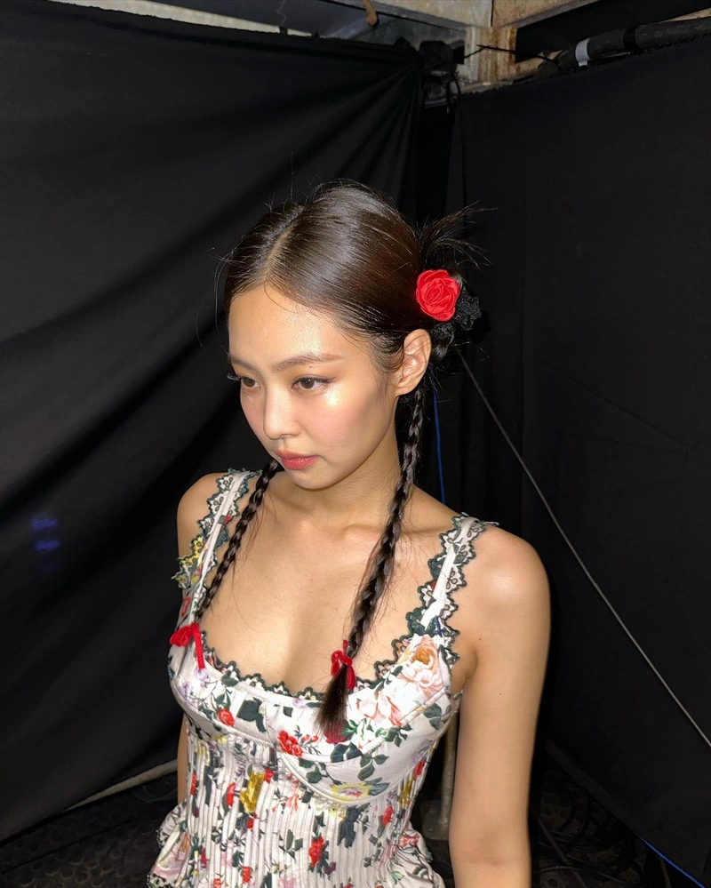 Jennie bikini mỏng manh lộ hàng vòng ba gợi cảm