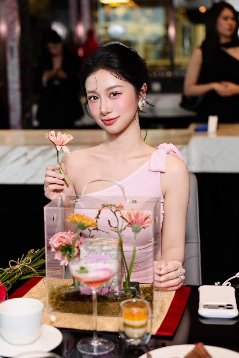 Jun Vũ diện bikini siêu phẩm vòng 3 tròn đầy