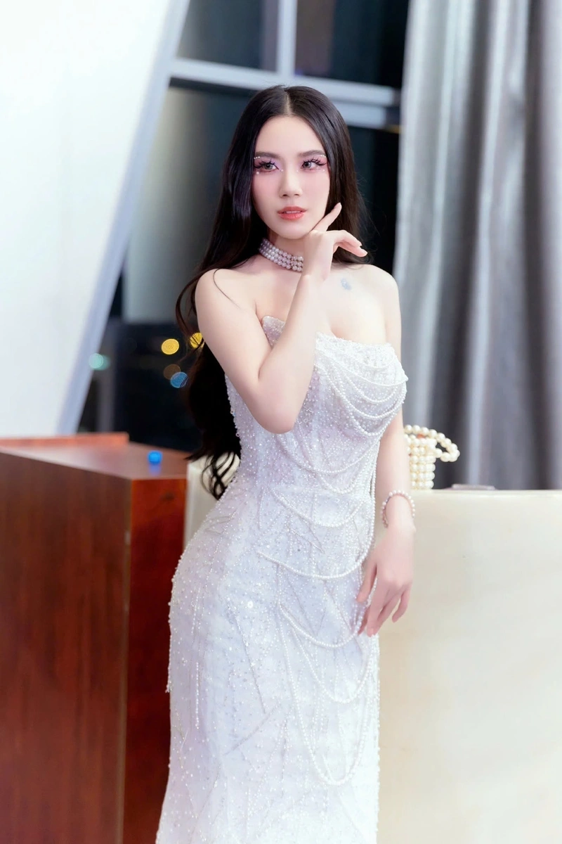 Linh Miu khoe mông tròn quyến rũ 4K