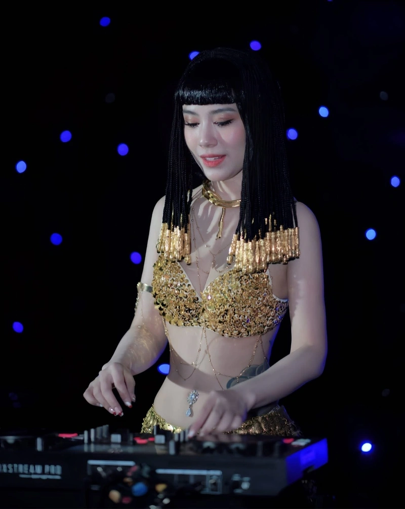 Linh Miu lột đồ nude full HD gợi dục